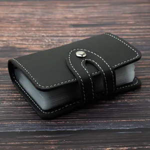 Elegante porta carte in pelle nera con fessure multiple e rifiniture bianche