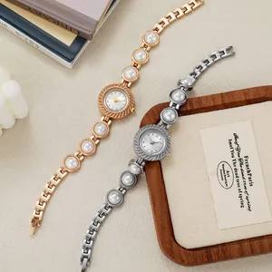 Montre à quartz de luxe pour femme avec des perles élégantes et des diamants brillants