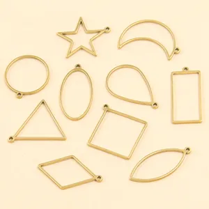 Vue détaillée de 10 pendentifs géométriques en acier inoxydable doré pour bijoux DIY.