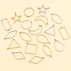 Variété de breloques géométriques en acier inoxydable or et argent pour bijoux DIY.