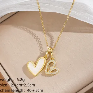 Dettaglio della collana con pendente a cuore elegante con zirconi e conchiglia