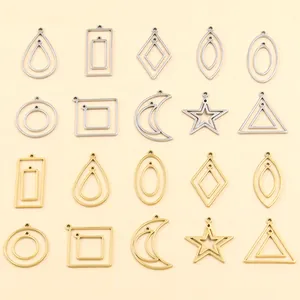 Vue détaillée de 10 cadres de pendentifs géométriques en acier inoxydable en or et argent.