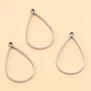 Gros plan sur trois cadres ouverts en acier inoxydable en forme de goutte pour bijoux DIY.