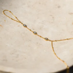 Vista macro dettagliata di un elegante bracciale da dito dorato con perline e pietre