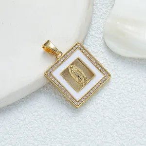 Ciondolo quadrato Vergine Maria placcato oro 18K con micro-pavé di zirconi cubici