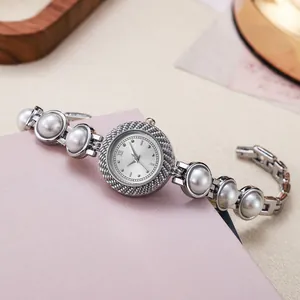Vue détaillée d'une montre à quartz argentée pour femme avec bracelet en perles