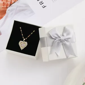 Elegante collana con pendente a cuore in oro e zirconi brillanti in una confezione regalo bianca