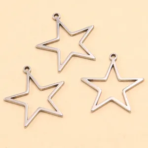 Vue rapprochée de pendentifs en forme d'étoile en acier inoxydable pour bijoux DIY