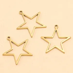 Gros plan de pendentifs en acier inoxydable en forme d'étoile dorée pour bijoux DIY