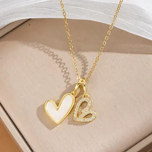 Collana in acciaio al titanio oro con doppio ciondolo a cuore, intarsio in conchiglia e zirconi