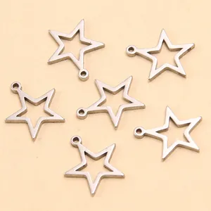 Gros plan détaillé sur des pendentifs étoiles évidées en acier inoxydable pour bijoux DIY.