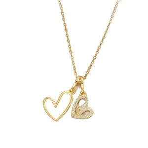Elegante collana dorata con doppio pendente a cuore e accenti di zirconi cubici scintillanti