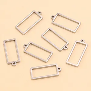 Détail des pendentifs rectangulaires en acier inoxydable argenté pour bijoux DIY.