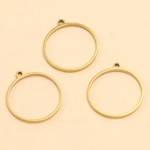 Gros plan de trois montures de bijoux rondes en acier inoxydable fini doré