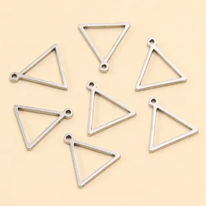 Gros plan de breloques triangulaires géométriques en acier inoxydable pour bijoux DIY