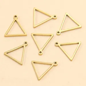 Vue détaillée de breloques triangles creux en acier inoxydable doré pour bijoux DIY