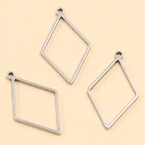 Gros plan de pendentifs géométriques en losange en acier inoxydable pour bijoux DIY