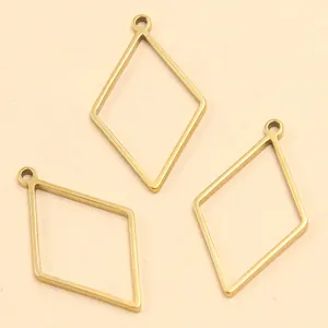 Vue détaillée de trois pendentifs en forme de losange en acier inoxydable doré pour DIY