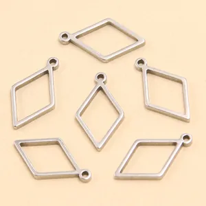 Vue détaillée de breloques géométriques en losange en acier inoxydable argenté pour bijoux