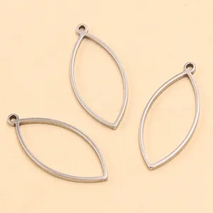 Gros plan sur trois cadres de pendentifs en forme de marquise en acier pour bijoux DIY