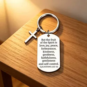 Détail d'un porte-clés en acier inoxydable avec verset biblique gravé des Galates