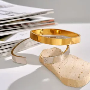 Primo piano di braccialetti a cerchio quadrati lucidi minimalisti in oro e argento
