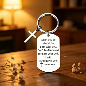 Détail d'un porte-clés en acier inoxydable avec verset biblique Ésaïe 41:10 gravé