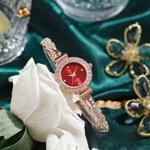 Elegante reloj de pulsera para mujer en oro rosa con esfera roja pequeña y diamantes