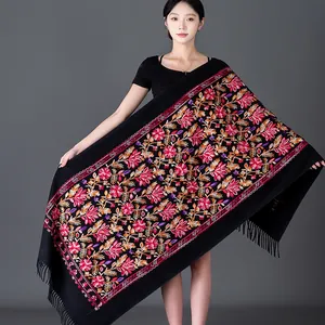 Châle noir élégant avec broderie florale vibrante et détails de franges pour femme.
