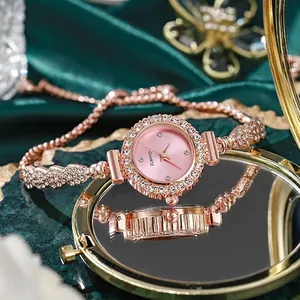 Detalle de primer plano de un reloj de pulsera de cuarzo en oro rosa con pedrería