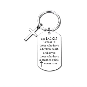 Détail du verset biblique Psaume 34:18 gravé sur un porte-clés croix en acier inoxydable