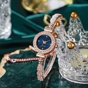 Primer plano de un reloj elegante para mujer con bisel de strass y pulsera fina