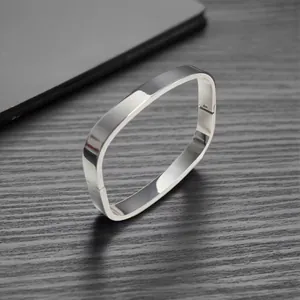 Vista macro dettagliata di un bracciale a cerchio quadrato in argento lucido minimalista