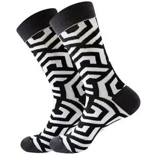 Vue détaillée de chaussettes mi-hautes avec un motif géométrique labyrinthique noir et blanc