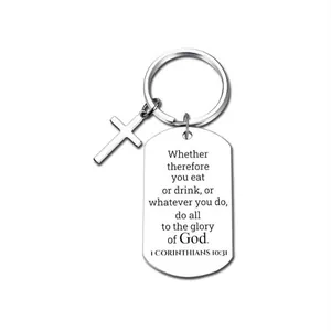 Détail d'un porte-clés en acier inoxydable avec verset biblique gravé et charm croix.
