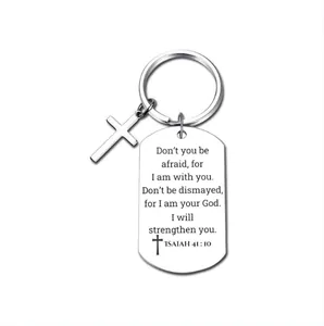 Vue détaillée d'un porte-clés en acier inoxydable avec verset biblique Ésaïe 41:10 gravé