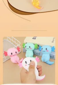 Detailweergave van de zachte textuur van de macaron axolotl squeeze toy voor stressverlichting