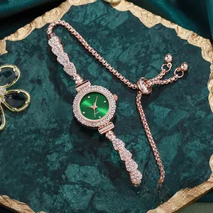 Elegante reloj de pulsera para mujer en oro rosa con esfera verde y brillantes