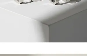 Makro-Detail von minimalistischen rechteckigen silberfarbenen Ohrringen auf weißem Block.