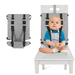 Vue détaillée d'un harnais de chaise haute portable gris pour bébé avec sangles de sécurité.