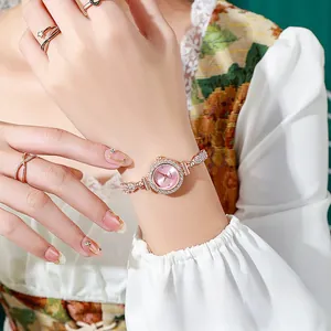 Primer plano de un elegante reloj de mujer con brazalete de diamantes
