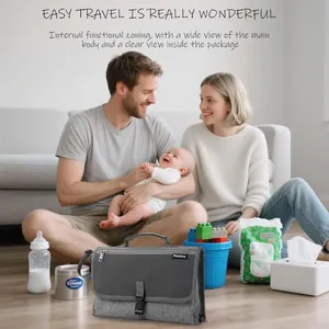 Tapis à langer portable pour bébé dans un cadre de vie familial chaleureux au salon