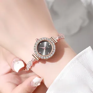 Primer plano de un elegante reloj de cuarzo para mujer en oro rosa con pedrería y correa fina