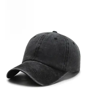 Vista dettagliata di un cappellino da baseball in cotone nero lavato con visiera curva
