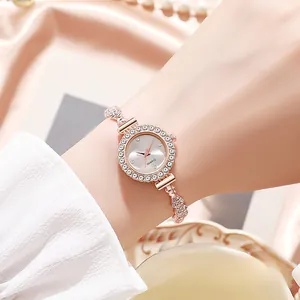 Elegante reloj de cuarzo para mujer en oro rosa con bisel de diamantes de imitación.