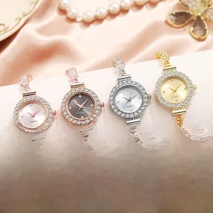 Vista detallada de cuatro elegantes relojes de cuarzo para mujer con pedrería y brazaletes