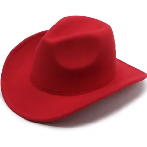 Zijaanzicht van een levendige rode vilten cowboyhoed met klassiek gebogen randontwerp