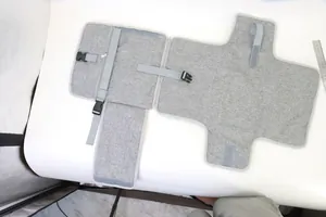 Vue dépliée du matelas à langer imperméable gris pour bébé avec poche de rangement