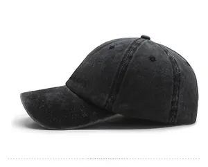 Vista laterale dettagliata della trama di un cappellino da baseball nero slavato
