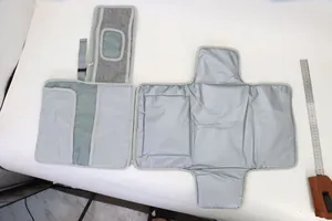Détail intérieur d'un tapis à langer bébé étanche avec poches de rangement